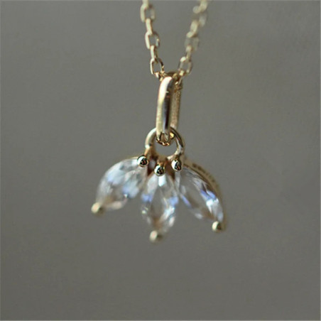 Pendentif précieux aux pétales porte-bonheur vue proche