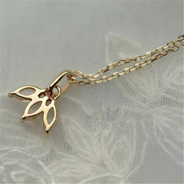 Pendentif précieux aux pétales porte-bonheur vue arrière