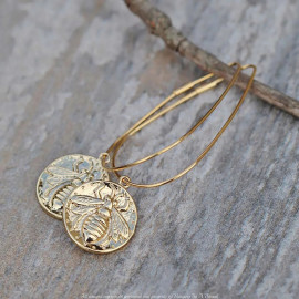 Détails boucles d'oreille antiques abeille monnaie