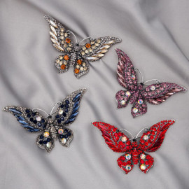Grande Broche Papillon aux ailles travaillées en Cristal