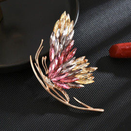 Broche Papillon au strass travaillé très élégante