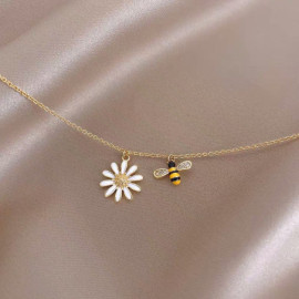 Collier Pendentif Abeille - Abeille ailes Strass et Marguerite Vue Détaillée