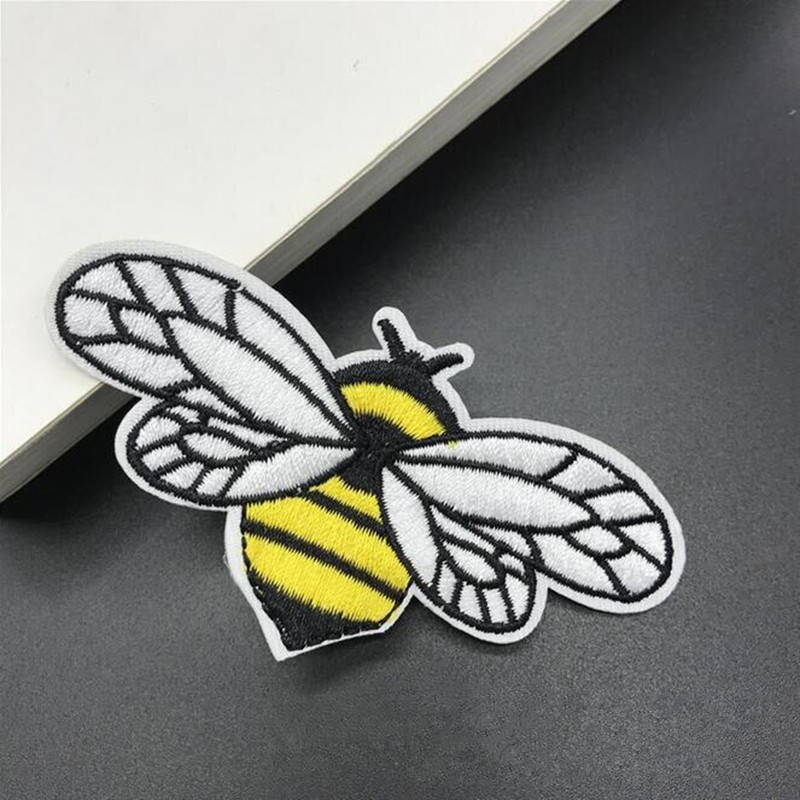 Grand patch abeille en tissu brodé