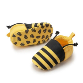 vue détails chaussons pour nouveau-né motif abeille jaune