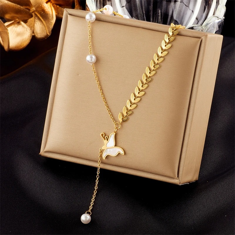 Collier papillon volant ailes coquillage et pendant perle blanche