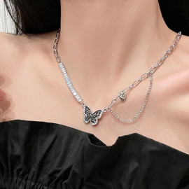 Grand collier papillon noir strass design moderne