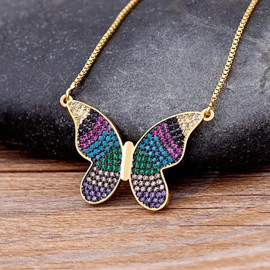 Collier avec pendentif papillon en strass Ailes Multicolores