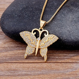Collier avec pendentif papillon avec petites pierres