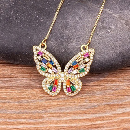 Collier avec pendentif papillon aux strass multicolores étincelants