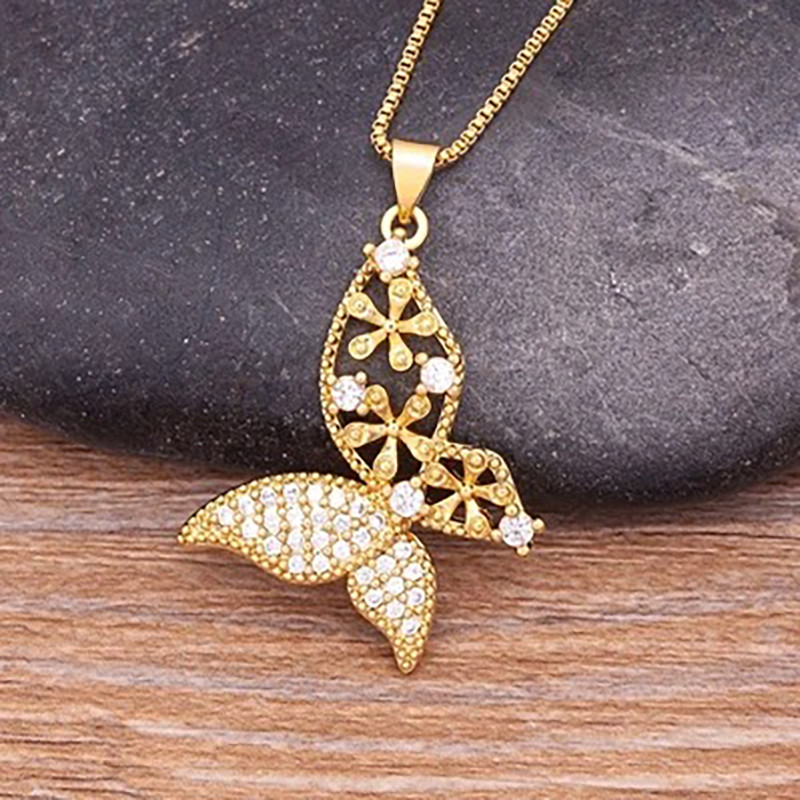 Collier avec pendentif papillon aux strass multicolores étincelants - modèle 2