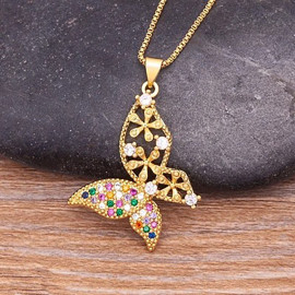 Collier avec pendentif papillon aux strass multicolores étincelants - modèle 1