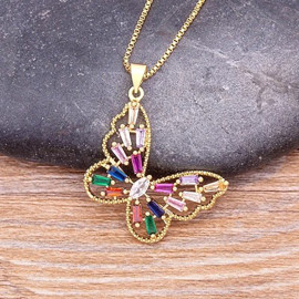 Collier élégant avec pendentif papillon scintillant - modèle 1