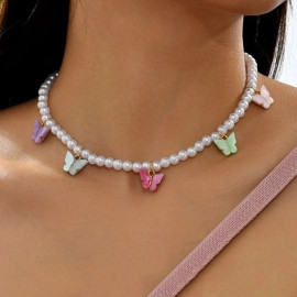 Collier de perles avec petits papillons colorés