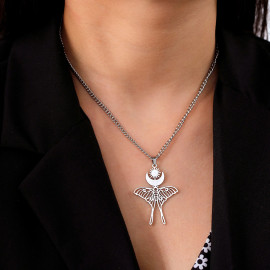 Collier papilion doré avec lune et soleil vue autre modèle