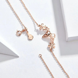détails fermoir Collier papilion scintillant vol de 3 papillons et pendants
