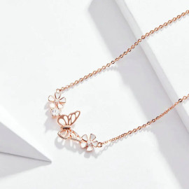 vue détaillée Collier papilion scintillant vol de 3 papillons et pendants
