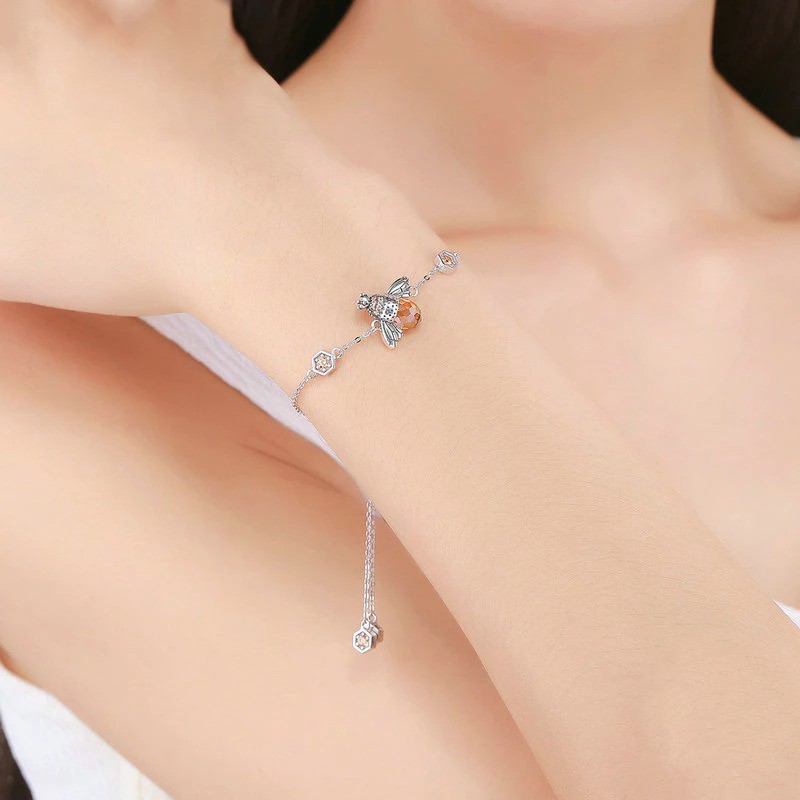 Bracelet en argent  chaîne à maillons en forme d'abeille dansante porté au poignet