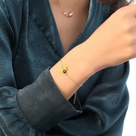 Bracelet en argent Sterling S925 avec pendentif en forme de petite abeille porté au poignet