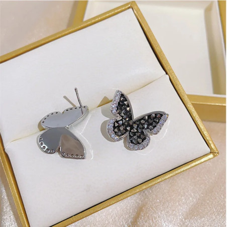 vue complète des boucles d'oreilles papillon noir et argent