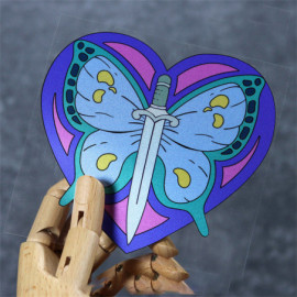 taille du Sticker Papillon "Cœur de Papillon" – Emblème de Courage et de Beauté 13cm x 12.2cm