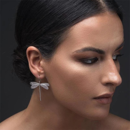vue portée des Boucles d'oreilles pendantes Libéllule à Effet 3D couleur Argent
