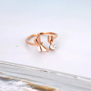 Vue de face Bague Libéllule Design en acier Inoxydable Couleur Or Rose