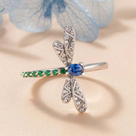 Vue détaillée de la Bague Libéllule Couleur Argent avec Strass Brillants vert et Bleu