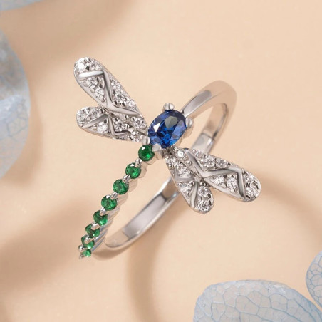 Vue de face de la Bague Libéllule Couleur Argent avec Strass Brillants vert et Bleu