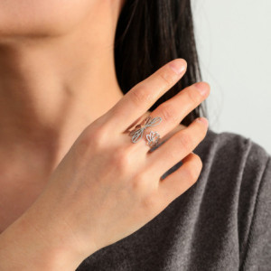Vue Portée de la Bague Libéllule Design Minimaliste en Acier inoxydable avec fleur et libéllule Couleur Argent